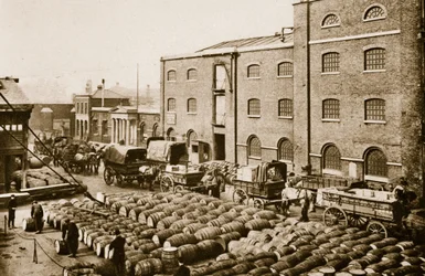 Fässer mit Melasse in den West India Docks